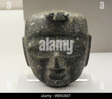 Maschera raffigurante un volto umano. La pietra. Stile Mezcala. Fine periodo Preclassic (400 a.C.-100 d.C.). Messico occidentale. Museo delle Americhe. Madrid, Spagna. Foto Stock