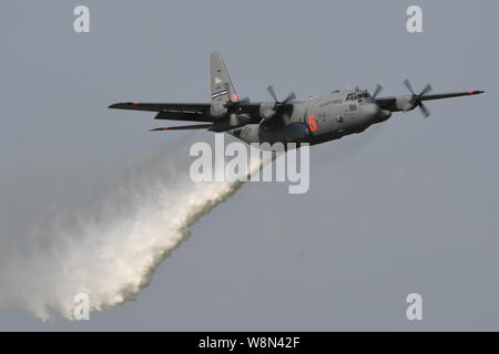 Lotta antincendio - STATI UNITI AIR FORCE C-130H Hercules goccia d'acqua. Foto Stock