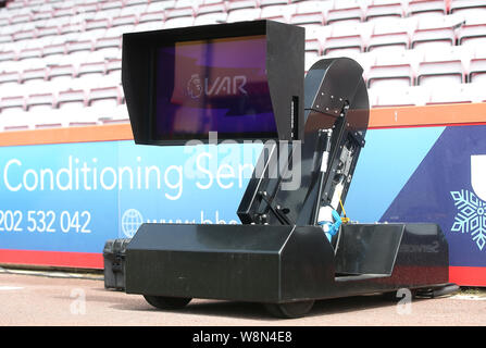 Vista generale del video assistente arbitro schermo prima della Premier League match presso la vitalità Stadium, Bournemouth. Foto Stock