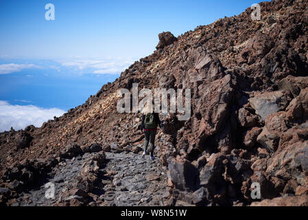 Donna che cammina sulla cima del vulcano Teide a Tenerife, Spagna Foto Stock