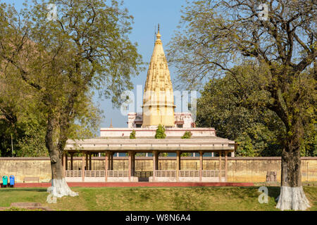 Shri Digambar Jain Temple, Sarnath, vicino a Varanasi, Uttar Pradesh, India, Asia, Asia del Sud Foto Stock