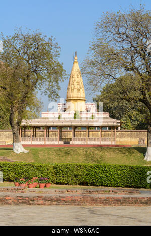 Shri Digambar Jain Temple, Sarnath, vicino a Varanasi, Uttar Pradesh, India, Asia, Asia del Sud Foto Stock