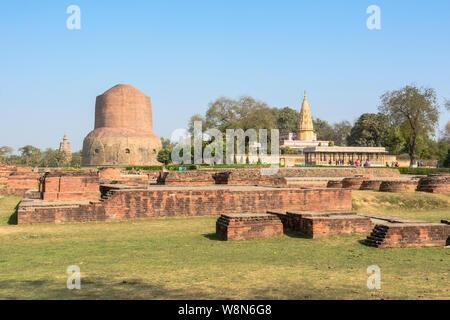 Stupa Dhamek e Shri Digambar Jain Temple, Sarnath, vicino a Varanasi, Uttar Pradesh, India, Asia, Asia del Sud Foto Stock