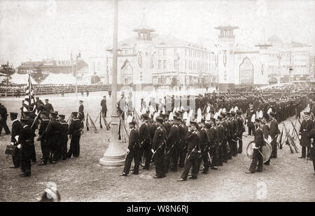 [ 1920s Giappone - Cerimonia di intronizzazione per l'imperatore Hirohito ] - Membri della Marina Giapponese attendere davanti alla stazione di Kyoto per l'imperatore Hirohito (1901-1989) il 10 novembre 1928 (Showa 3). 124Imperatore del Giappone hanno visitato Kyoto per l intronizzazione ufficiale cerimonia (即位の礼). Alla cerimonia hanno partecipato circa 2.000 persone, tra cui 92 dignitari stranieri. Xx secolo gelatina vintage silver stampa. Foto Stock