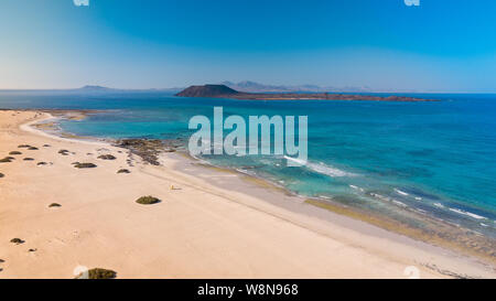 Vista aerea della costa orientale di Fuerteventura e la isola di Lobos, Fuerteventura Foto Stock