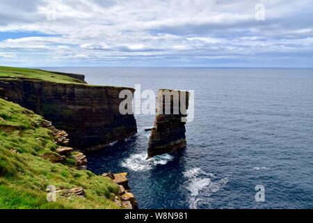 Yesnaby scogliere e Gaulton Castello a mare della pila Foto Stock