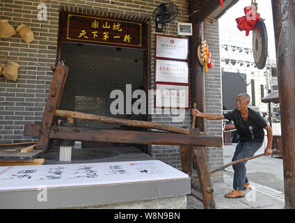 (190810) -- ANYI=1, e il agosto 10, 2019 (Xinhua) -- un membro del personale rende il riso tagliatelle in stile Jiangxi snack street nel villaggio Shuinan, Anyi=1 County, Cina orientale della provincia di Jiangxi, e il Agosto 8, 2019. Shuinan villaggio di Anyi=1 Contea è un antico borgo con una storia di oltre un migliaio di anni. Il villaggio di stile Jiangxi snack street, inaugurato il 2 agosto di quest'anno, ospita 120 negozi di spuntini con 76 varietà di speciali spuntini e piatti da 11 aree della provincia di Jiangxi. La bellezza del paesaggio e la delicatezza del cibo hanno attratto un grande numero di visitatori ogni giorno. Per incrementare ulteriormente la local Foto Stock