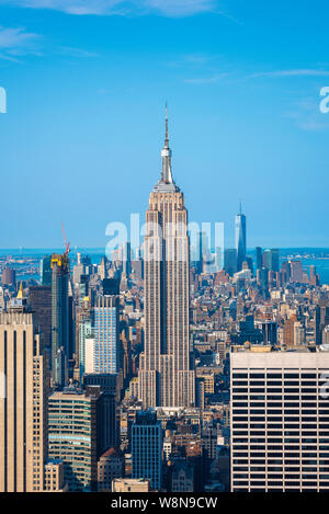 Vista classica e iconica di New York in estate dello skyline di Midtown Manhattan con l'Empire state Building situato al centro di New York City, USA Foto Stock