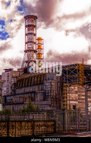 Il centro della catastrofe: reattore 4, Chernobyl, in Ucraina' una vista ravvicinata. Foto Stock