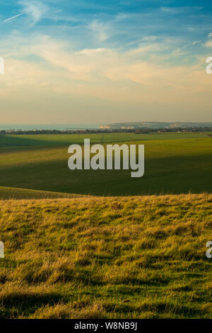 Guardando oltre il rotolamento downland verso la testa di Seaford, Newhaven e il mare su una dolce serata primaverile 4 Foto Stock