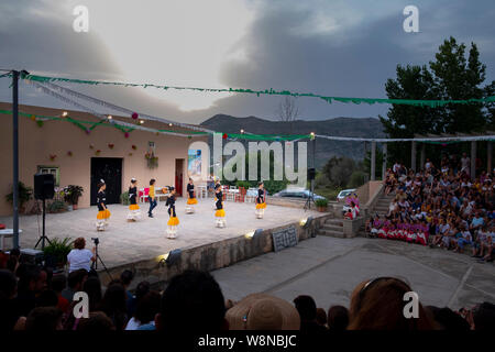 Pubblico la visione di Flamenco Dancing display in un piccolo villaggio Spagnolo Foto Stock