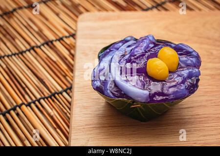 Thai dessert in foglia di banano, ingredienti naturali. Foto Stock