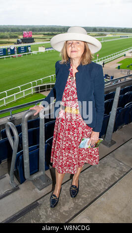 Ascot, Regno Unito. 10 Ago, 2019. Jenny McCririck assiste il Dubai Duty Free Shergar Cup a Ascot Racecourse. Il Jenny's marito racing commentatore e presentatore TV John McCririck purtroppo è deceduto il 5 luglio di quest'anno. Credito: Maureen McLean/Alamy Live News Foto Stock