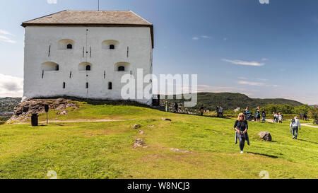 TRONDHEIM, Norvegia - 17 luglio 2019: Kristiansten Fortezza è situato su una collina ad est della città di Trondheim, Norvegia. Fu costruita dopo il grande incendio Foto Stock