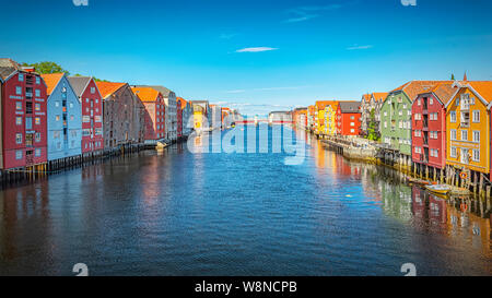 TRONDHEIM, Norvegia - 17 luglio 2019: lungo il fiume Nidelva potete trovare un certo numero di depositi storici risalenti al XVIII e XIX secolo. Foto Stock