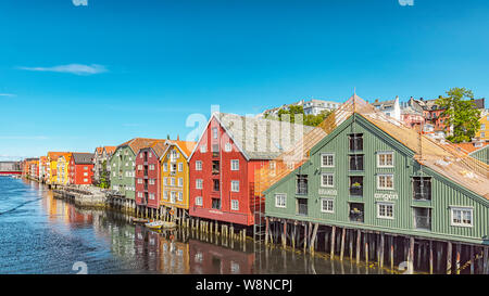 TRONDHEIM, Norvegia - 17 luglio 2019: lungo il fiume Nidelva potete trovare un certo numero di depositi storici risalenti al XVIII e XIX secolo. Foto Stock