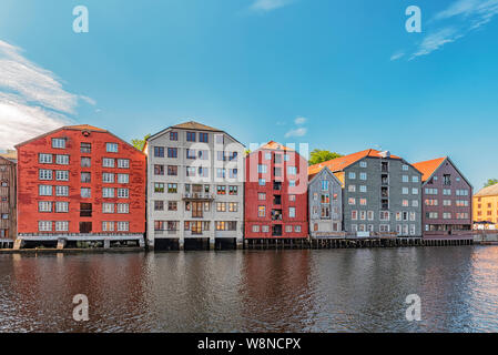 TRONDHEIM, Norvegia - 17 luglio 2019: lungo il fiume Nidelva potete trovare un certo numero di depositi storici risalenti al XVIII e XIX secolo. Foto Stock