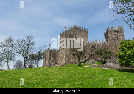 Vista sulle mura del castello della citta'. Guimaraes, Portogallo Foto Stock