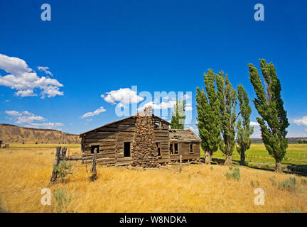 A lungo abbandonato ranch house in il tortuoso fiume Valle del centro di Oregon. Foto Stock