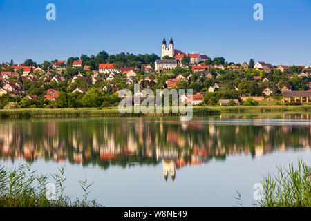 TIHANY, UNGHERIA - 30 luglio 2019: l'ABBAZIA BENEDETTINA e il vecchio borgo sono visto dal lago interno (in ungherese: Belső tó) sulla luglio 30, 2019 a Tihany, Ungheria. Foto Stock