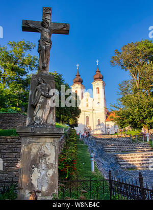 TIHANY, UNGHERIA - 30 luglio 2019: i turisti a piedi sulla scalinata di fronte alla abbazia benedettina sulla luglio 30, 2019 a Tihany, Ungheria. Foto Stock