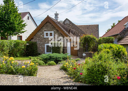 TIHANY, UNGHERIA - 30 luglio 2019: una tipica casa del borgo antico è visto sulla luglio 30, 2019 a Tihany, Ungheria. Foto Stock