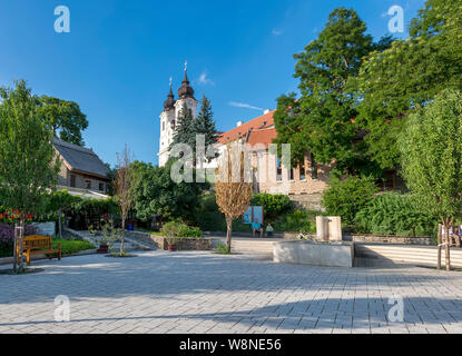 TIHANY, UNGHERIA - 30 luglio 2019: l'Abbazia Benedettina è visibile sulla luglio 30, 2019 a Tihany, Ungheria. Foto Stock