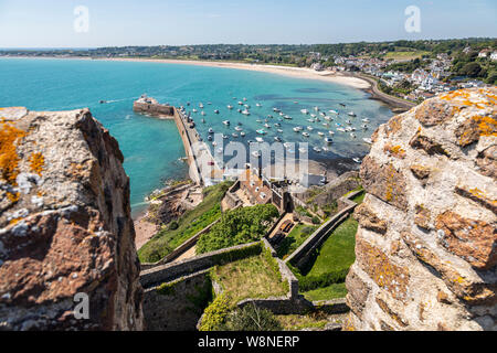 Vista guardando verso il basso sul porto di Gorey dal Castello di Mont Orgueil, Jersey Foto Stock