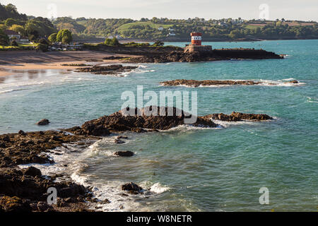 La torre Archirondel (o Torre Rossa) e vista su tutta Santa Caterina's Bay, Jersey Foto Stock