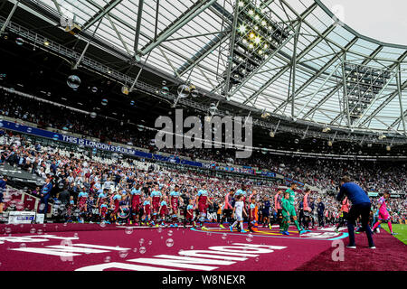 Londra, Regno Unito. 10 Agosto, 2019. Londra, Regno Unito. 10 Ago, 2019. English Premier League Football, West Ham United contro Manchester City; le squadre a piedi al di fuori del tunnel di iniziare la nuova stagione - rigorosamente solo uso editoriale. Nessun uso non autorizzato di audio, video, dati, calendari, club/campionato loghi o 'live' servizi. Online in corrispondenza uso limitato a 120 immagini, nessun video emulazione. Credit: Azione Plus immagini di sport/Alamy Live News Foto Stock