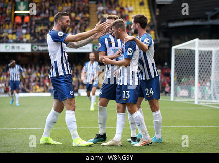 Brighton e Hove Albion's Pascal Gross (13) celebra il suo lato del primo obiettivo con i suoi compagni di squadra dopo la sua croce è girato in da Watford's Abdoulaye Doucoure (non in foto) durante il match di Premier League a Vicarage Road, Watford. Foto Stock