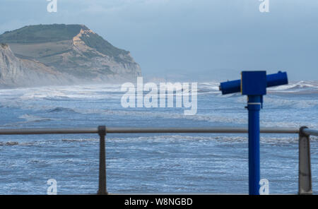 Charmouth, Dorset, Regno Unito. Il 10 agosto 2019. Regno Unito Meteo: una vista di Golden Cap da Charmouth come unseasonably strong a sud-ovest si snoda continuano ad impasto lungo la costa sud occidentale il sabato pomeriggio. Warmings giallo per il vento ad alta velocità sono stati rilasciati attraverso il Sud Ovest. Credito: Celia McMahon/Alamy Live News. Foto Stock