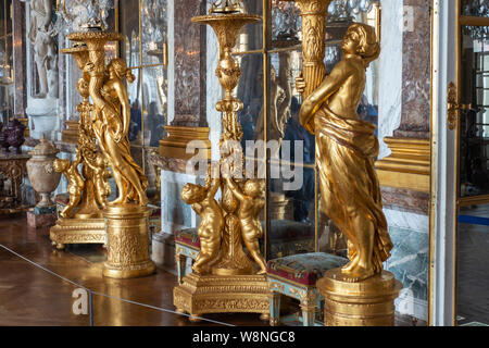 Candelabri dorati rivestimento pareti della sala degli specchi in King's appartamento di stato - Palazzo di Versailles, Yvelines, regione di Île-de-France di Francia Foto Stock