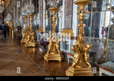 Candelabri dorati rivestimento pareti della sala degli specchi in King's appartamento di stato - Palazzo di Versailles, Yvelines, regione di Île-de-France di Francia Foto Stock