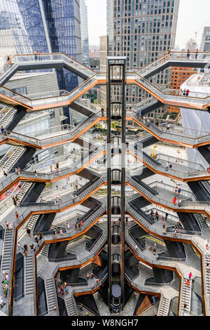 La Nave (struttura a nido d'ape), la costruzione nel centro della piazza e dei giardini presso i cantieri di Hudson. Manhattan's West Side. New York ci Foto Stock