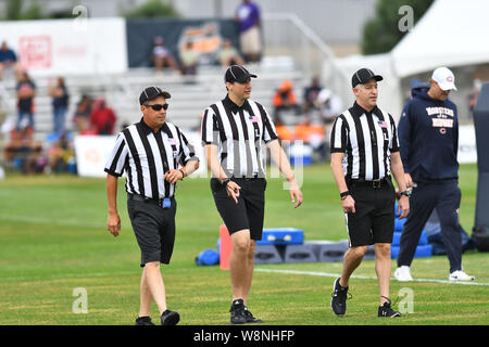 Bourbonnais, Illinois, Stati Uniti d'America. 10 Agosto, 2019.I funzionari di entrare nel campo pratica durante la Chicago Bears training camp a Olivet Nazarene University in Bourbonnais, Illinois. Dean Reid/CSM. Credito: Cal Sport Media/Alamy Live News Foto Stock