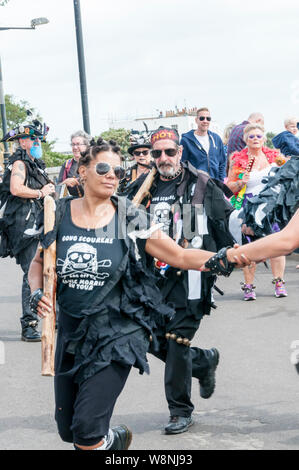 Broadstairs, Kent, Regno Unito. Il 10 agosto 2019. Il Gong spugnette Morris Dancing gruppo all'inizio di Broadstairs Folk Week 2019. UrbanImages-News/Alamy Foto Stock