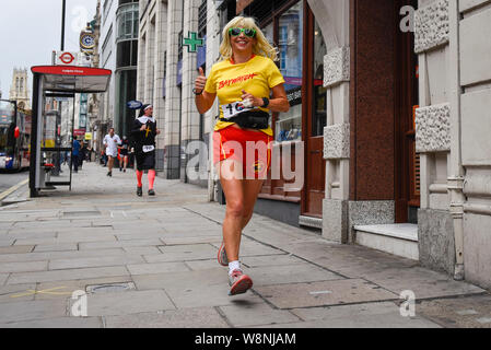 Londra, Regno Unito. 10 Ago, 2019. I partecipanti indossano abiti fantasiosi prendere parte al grande britannici di birra-a-thon sollevamento per carità eseguendo intorno a un circuito vicino a Fleet Street. Credito: Stephen Chung/Alamy Live News Foto Stock