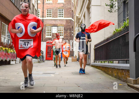 Londra, Regno Unito. 10 Ago, 2019. I partecipanti indossano abiti fantasiosi prendere parte al grande britannici di birra-a-thon sollevamento per carità eseguendo intorno a un circuito vicino a Fleet Street. Credito: Stephen Chung/Alamy Live News Foto Stock