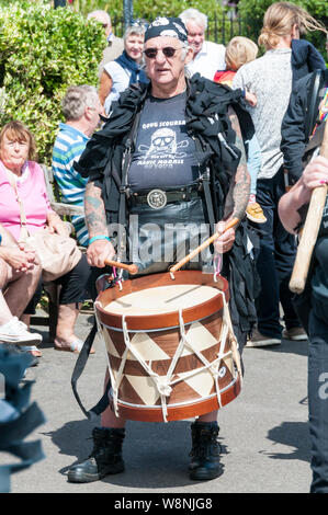 Broadstairs, Kent, Regno Unito. Il 10 agosto 2019. Il Gong spugnette Morris Dancing gruppo all'inizio di Broadstairs Folk Week 2019. UrbanImages-News/Alamy Foto Stock