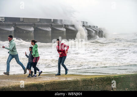 Brighton, East Sussex, Regno Unito. 10 Agosto, 2019. Persone rischiano di arrivare pericolosamente vicino al mare mosso e alta venti a Brighton Marina questo pomeriggio Credito: Andrew Hasson/Alamy Live News Foto Stock