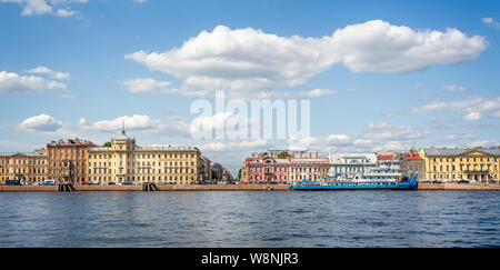 Grand iconico edificio sul lungomare lungo il fiume Neva a San Pietroburgo, Russia il 22 Luglio 2019 Foto Stock