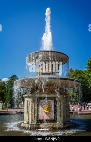 In prossimità della fontana romana nei giardini di Peterhof Palace in Petergraf, San Pietroburgo, Russia il 22 Luglio 2019 Foto Stock