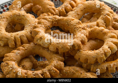 Piatto tradizionale con festosa Kaak marocchino, anice i cookie Foto Stock