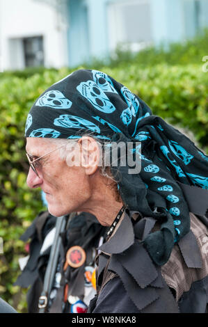 Broadstairs, Kent, Regno Unito. Il 10 agosto 2019. Il Gong spugnette Morris Dancing gruppo all'inizio di Broadstairs Folk Week 2019. UrbanImages-News/Alamy Foto Stock