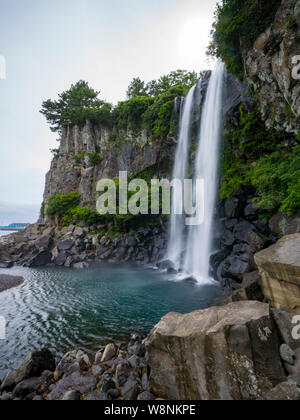 Cascata direttamente nell oceano - Jeongbang, Jeju, Corea del Sud Foto Stock
