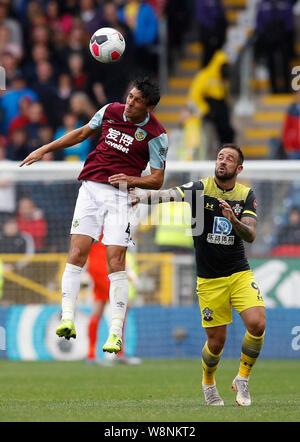 Burnley Jack del sughero (sinistra) e Southampton's Danny Ings battaglia per la palla durante il match di Premier League a Turf Moor, Burnley. Foto Stock