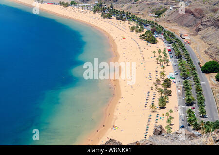 Spiaggia di Las Teresitas con acqua turchese e sabbia d'oro si trova a San Andrés a Tenerife, Spagna. Las Teresitas Foto Stock