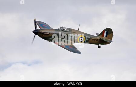 Hawker Hurricane Mk XIIa (G-HURI) airborne al Shuttleworth Airshow militare il 7 Luglio 2019 Foto Stock