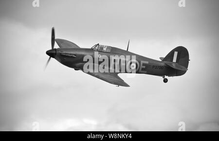 Hawker Hurricane Mk XIIa (G-HURI) airborne al Shuttleworth Airshow militare il 7 Luglio 2019 Foto Stock